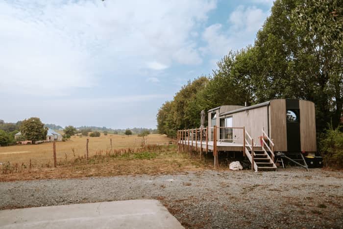 Terrasse privée avec transat, vue sur la campagne environnante